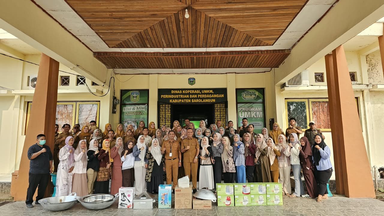 Penyerahan Bantuan Peralatan Usaha  bagi Pelaku UMKM MAJU